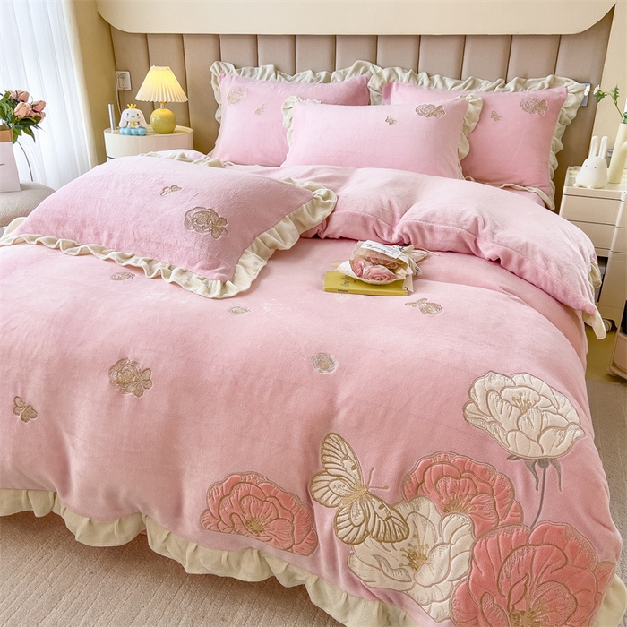 91家纺网 家纺一手货源 找家纺 曲之慕 2025新款韩版牛奶绒花朵贴布绣四件套 花韵-少女粉