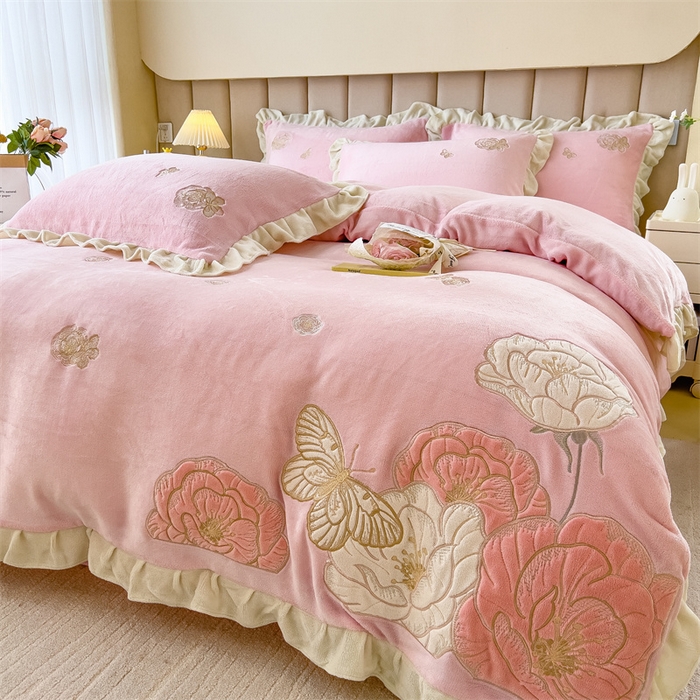 91家纺网 家纺一手货源 找家纺 曲之慕 2025新款韩版牛奶绒花朵贴布绣四件套 花韵-少女粉