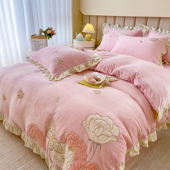 91家纺网 家纺一手货源 找家纺 曲之慕 2025新款韩版牛奶绒花朵贴布绣四件套 花韵-少女粉