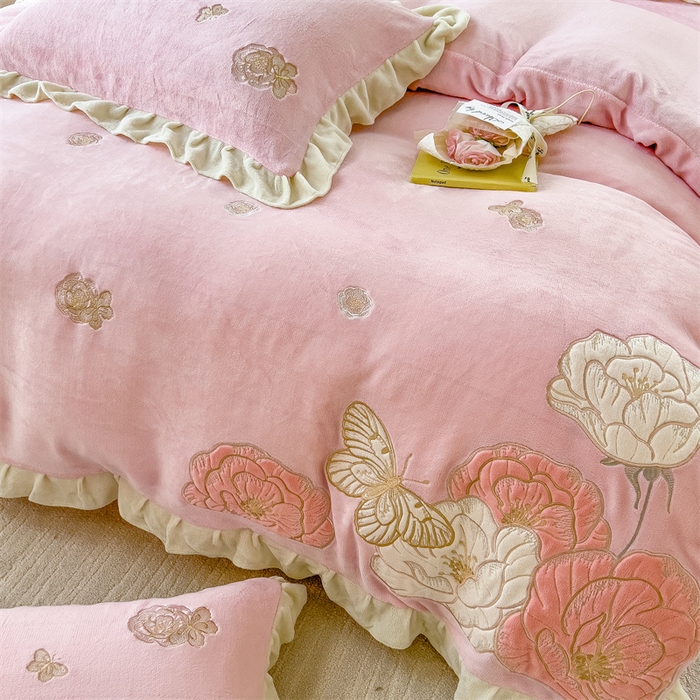 91家纺网 家纺一手货源 找家纺 曲之慕 2025新款韩版牛奶绒花朵贴布绣四件套 花韵-少女粉