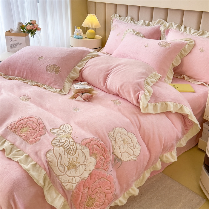 91家纺网 家纺一手货源 找家纺 曲之慕 2025新款韩版牛奶绒花朵贴布绣四件套 花韵-少女粉