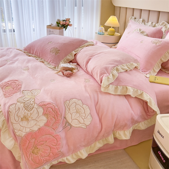 91家纺网 家纺一手货源 找家纺 曲之慕 2025新款韩版牛奶绒花朵贴布绣四件套 花韵-少女粉