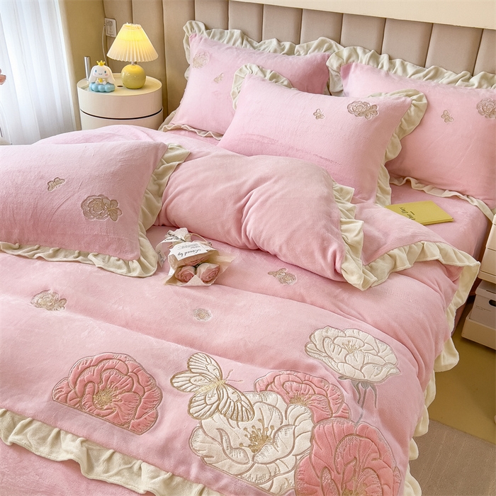 91家纺网 家纺一手货源 找家纺 曲之慕 2025新款韩版牛奶绒花朵贴布绣四件套 花韵-少女粉