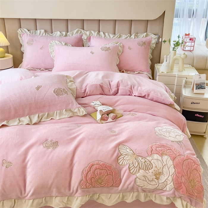 91家纺网 家纺一手货源 找家纺 曲之慕 2025新款韩版牛奶绒花朵贴布绣四件套 花韵-少女粉