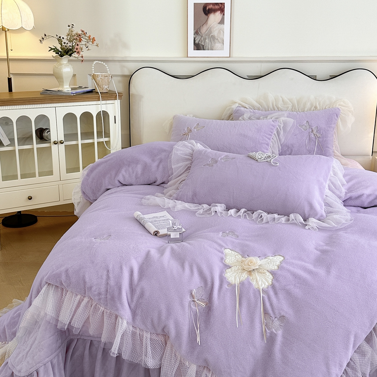 91家纺网 家纺一手货源 找家纺 金绣美居 2025新款加厚兔毛绒+牛奶绒韩版床盖款绣花手工花保暖四件套-蝴蝶飞飞 帛紫