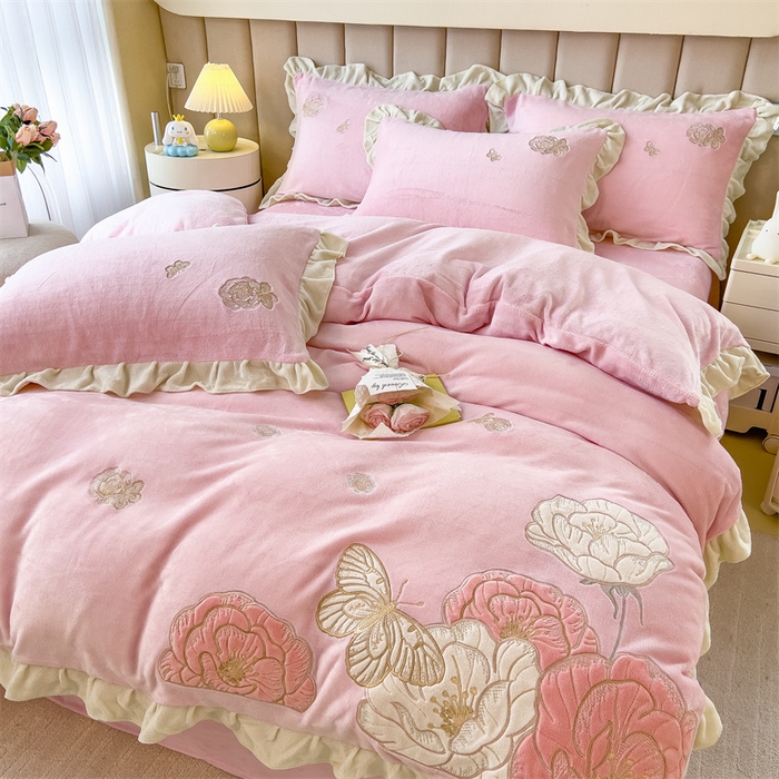 91家纺网 家纺一手货源 找家纺 曲之慕 2025新款韩版牛奶绒花朵贴布绣四件套 花韵-少女粉