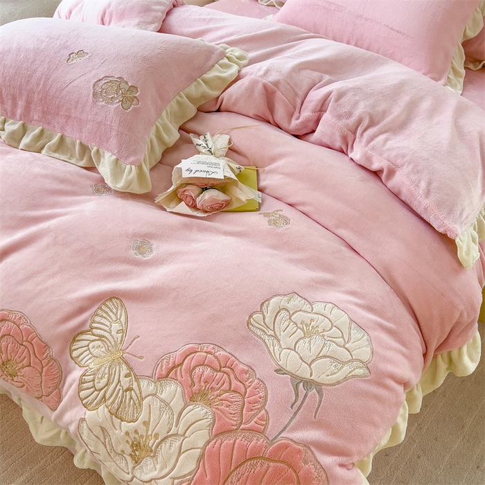 91家纺网 家纺一手货源 找家纺 曲之慕 2025新款韩版牛奶绒花朵贴布绣四件套 花韵-少女粉