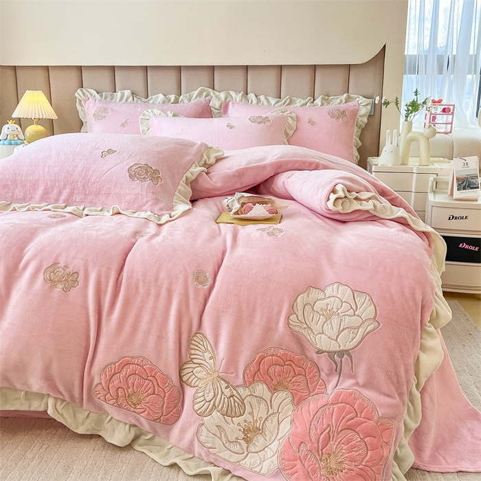 91家纺网 家纺一手货源 找家纺 曲之慕 2025新款韩版牛奶绒花朵贴布绣四件套 花韵-少女粉