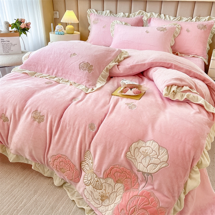 91家纺网 家纺一手货源 找家纺 曲之慕 2025新款韩版牛奶绒花朵贴布绣四件套 花韵-少女粉