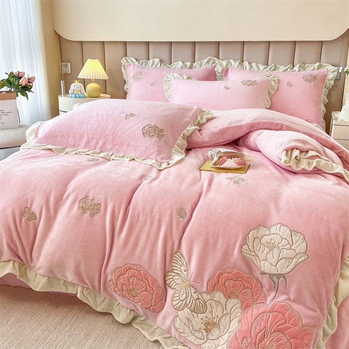 91家纺网 家纺一手货源 找家纺 曲之慕 2025新款韩版牛奶绒花朵贴布绣四件套 花韵-少女粉