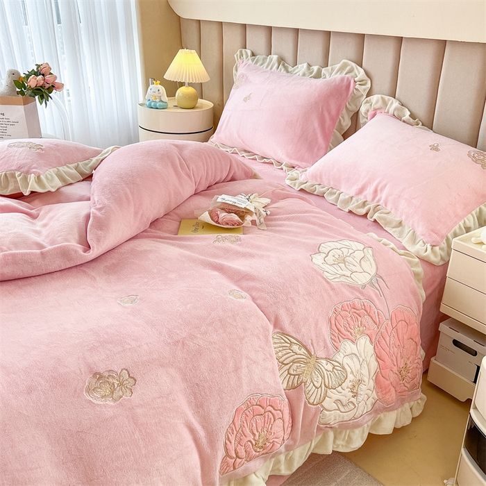 91家纺网 家纺一手货源 找家纺 曲之慕 2025新款韩版牛奶绒花朵贴布绣四件套 花韵-少女粉