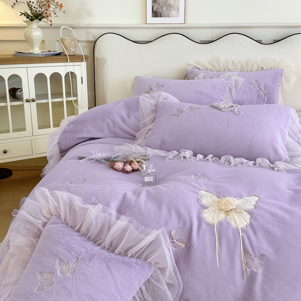 91家纺网 家纺一手货源 找家纺 金绣美居 2025新款加厚兔毛绒+牛奶绒韩版床盖款绣花手工花保暖四件套-蝴蝶飞飞 帛紫