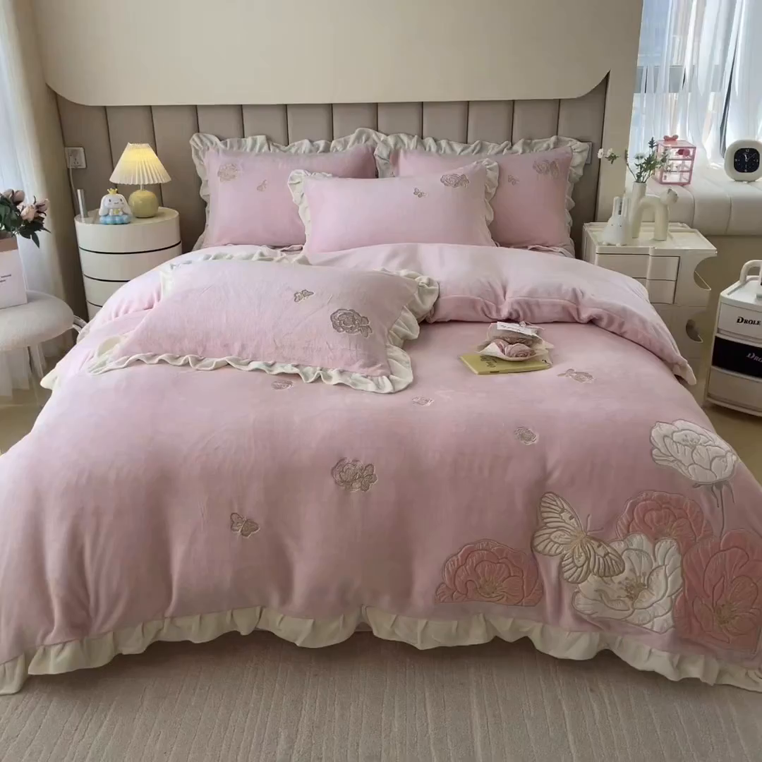 91家纺网 家纺一手货源 找家纺 曲之慕 2025新款韩版牛奶绒花朵贴布绣四件套 花韵-少女粉