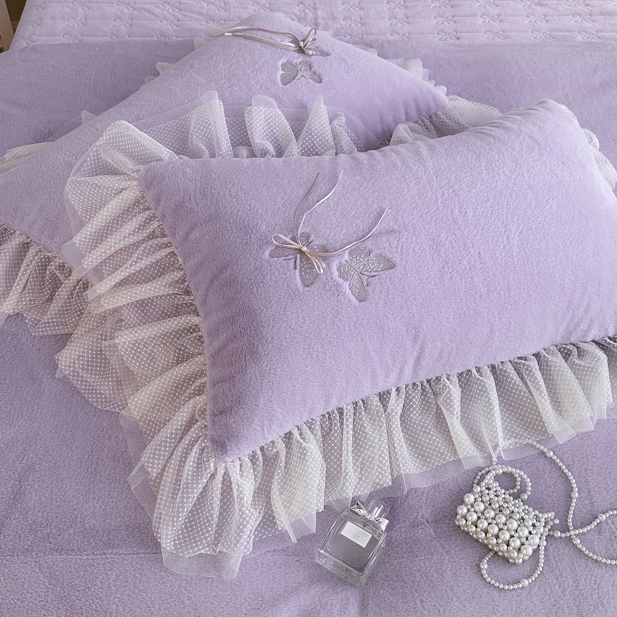 91家纺网 家纺一手货源 找家纺 金绣美居 2025新款加厚兔毛绒+牛奶绒韩版床盖款绣花手工花保暖四件套-蝴蝶飞飞 帛紫