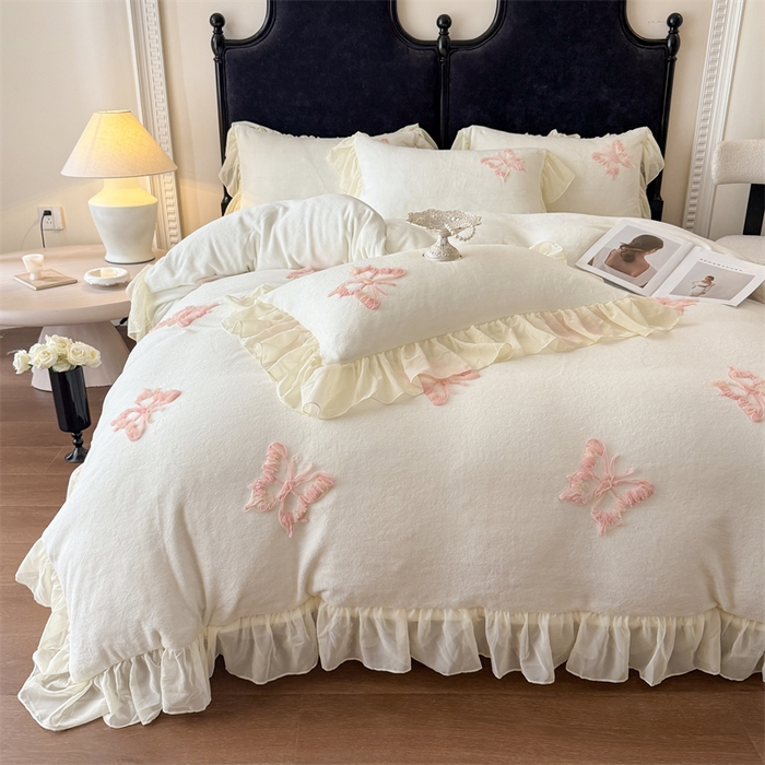 91家纺网 家纺一手货源 找家纺 富盛家纺 2025新款牛奶绒床裙款盘花刺绣四件套公主风 秋水伊人-白