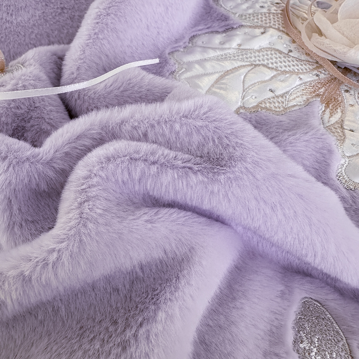 91家纺网 家纺一手货源 找家纺 金绣美居 2025新款加厚兔毛绒+牛奶绒韩版床盖款绣花手工花保暖四件套-蝴蝶飞飞 帛紫