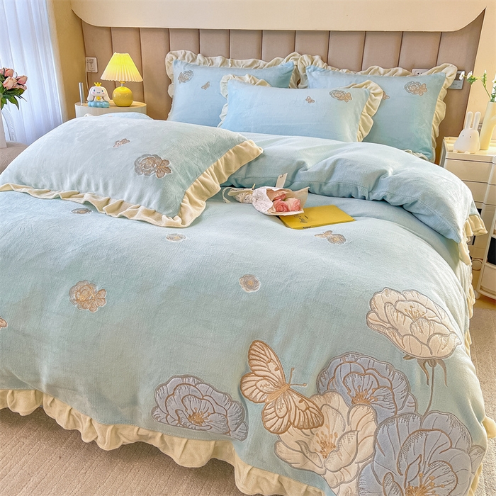 91家纺网 家纺一手货源 找家纺 曲之慕 2025新款韩版牛奶绒花朵贴布绣四件套 花韵-天空蓝