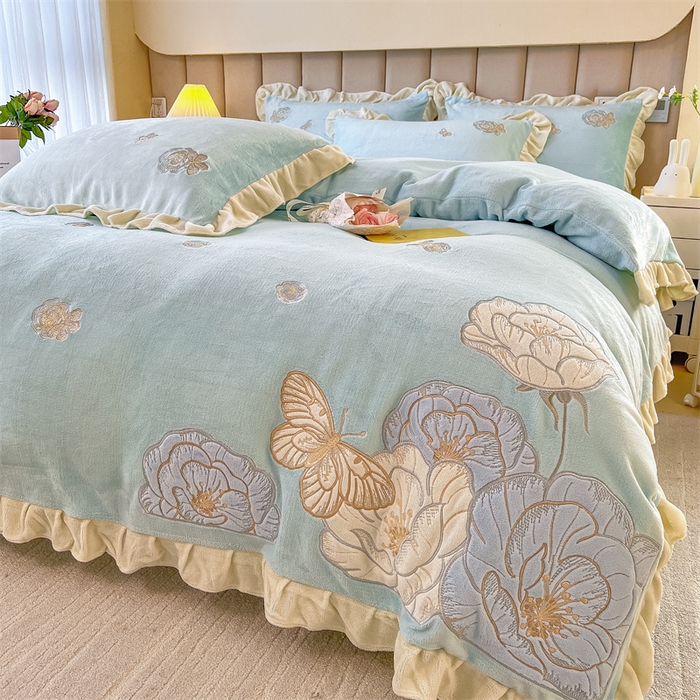 91家纺网 家纺一手货源 找家纺 曲之慕 2025新款韩版牛奶绒花朵贴布绣四件套 花韵-天空蓝