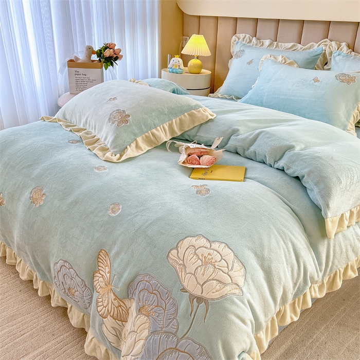 91家纺网 家纺一手货源 找家纺 曲之慕 2025新款韩版牛奶绒花朵贴布绣四件套 花韵-天空蓝