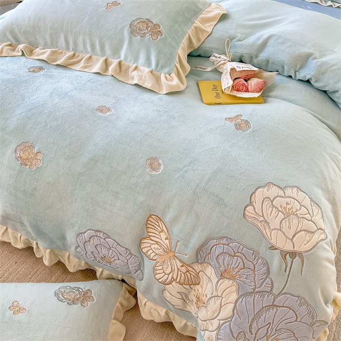 91家纺网 家纺一手货源 找家纺 曲之慕 2025新款韩版牛奶绒花朵贴布绣四件套 花韵-天空蓝