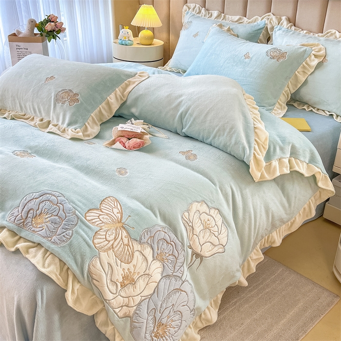 91家纺网 家纺一手货源 找家纺 曲之慕 2025新款韩版牛奶绒花朵贴布绣四件套 花韵-天空蓝