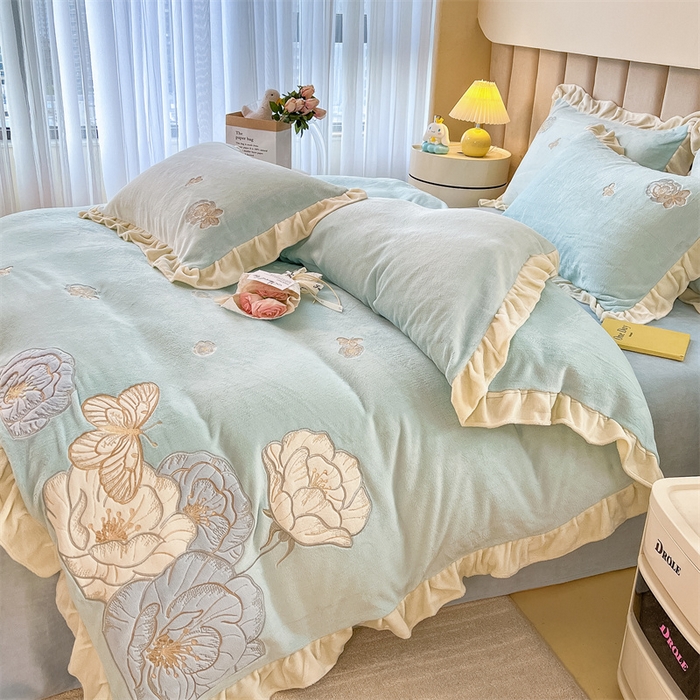 91家纺网 家纺一手货源 找家纺 曲之慕 2025新款韩版牛奶绒花朵贴布绣四件套 花韵-天空蓝