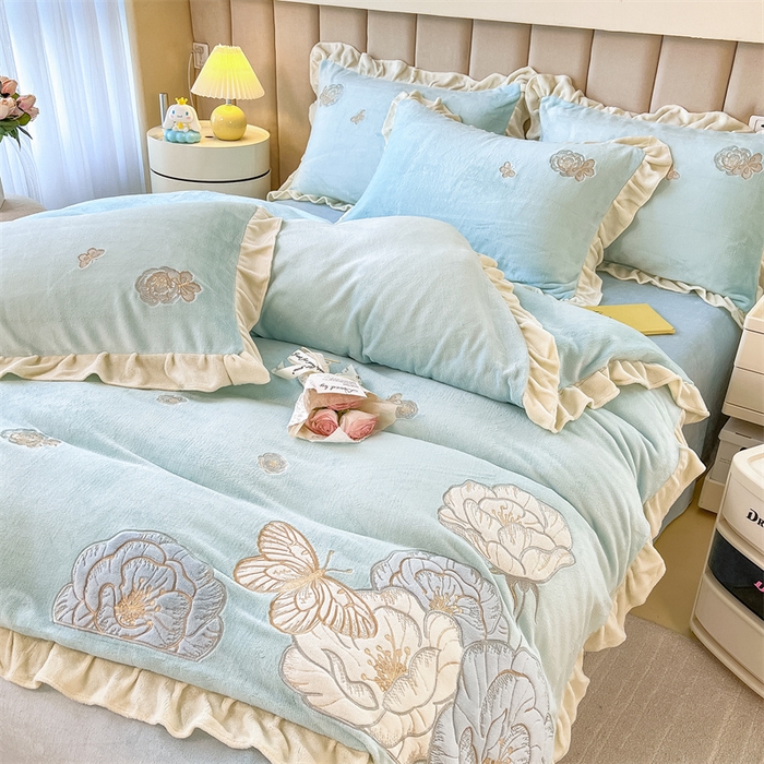 91家纺网 家纺一手货源 找家纺 曲之慕 2025新款韩版牛奶绒花朵贴布绣四件套 花韵-天空蓝