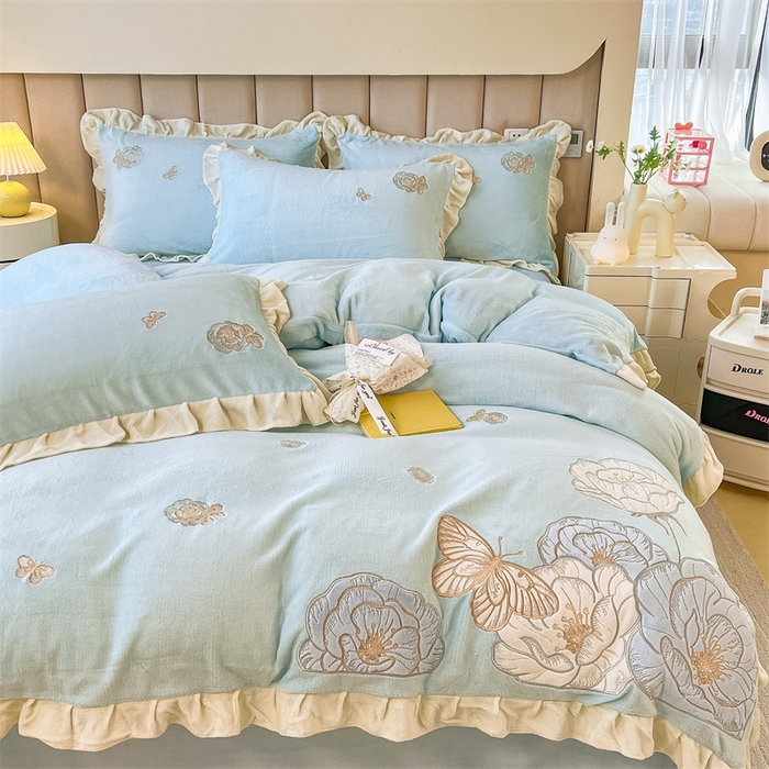 91家纺网 家纺一手货源 找家纺 曲之慕 2025新款韩版牛奶绒花朵贴布绣四件套 花韵-天空蓝