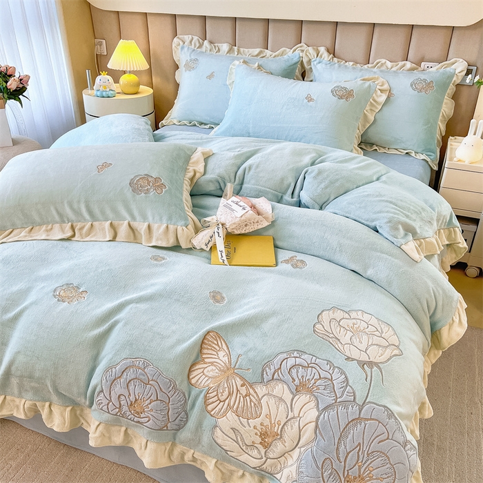 91家纺网 家纺一手货源 找家纺 曲之慕 2025新款韩版牛奶绒花朵贴布绣四件套 花韵-天空蓝