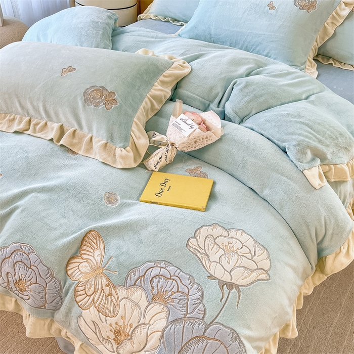 91家纺网 家纺一手货源 找家纺 曲之慕 2025新款韩版牛奶绒花朵贴布绣四件套 花韵-天空蓝