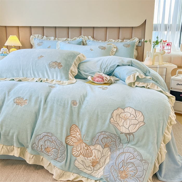 91家纺网 家纺一手货源 找家纺 曲之慕 2025新款韩版牛奶绒花朵贴布绣四件套 花韵-天空蓝