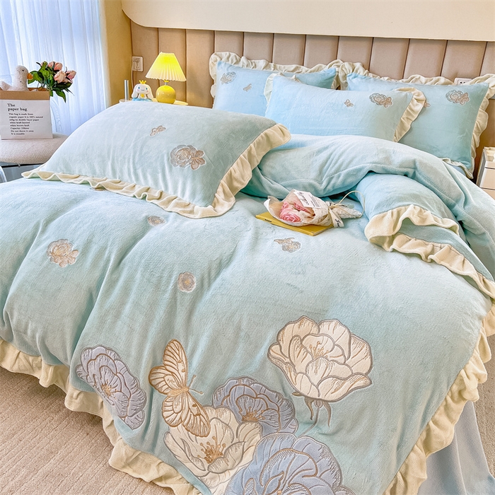 91家纺网 家纺一手货源 找家纺 曲之慕 2025新款韩版牛奶绒花朵贴布绣四件套 花韵-天空蓝