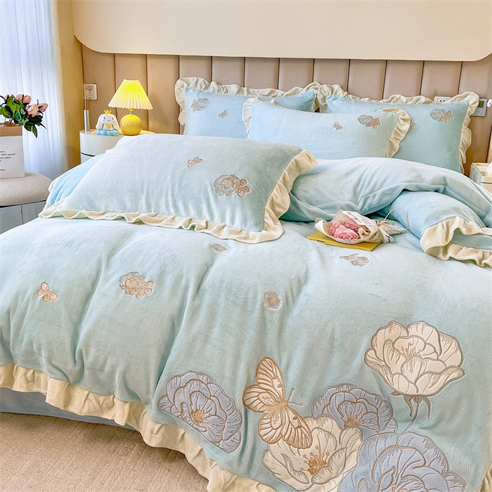 91家纺网 家纺一手货源 找家纺 曲之慕 2025新款韩版牛奶绒花朵贴布绣四件套 花韵-天空蓝