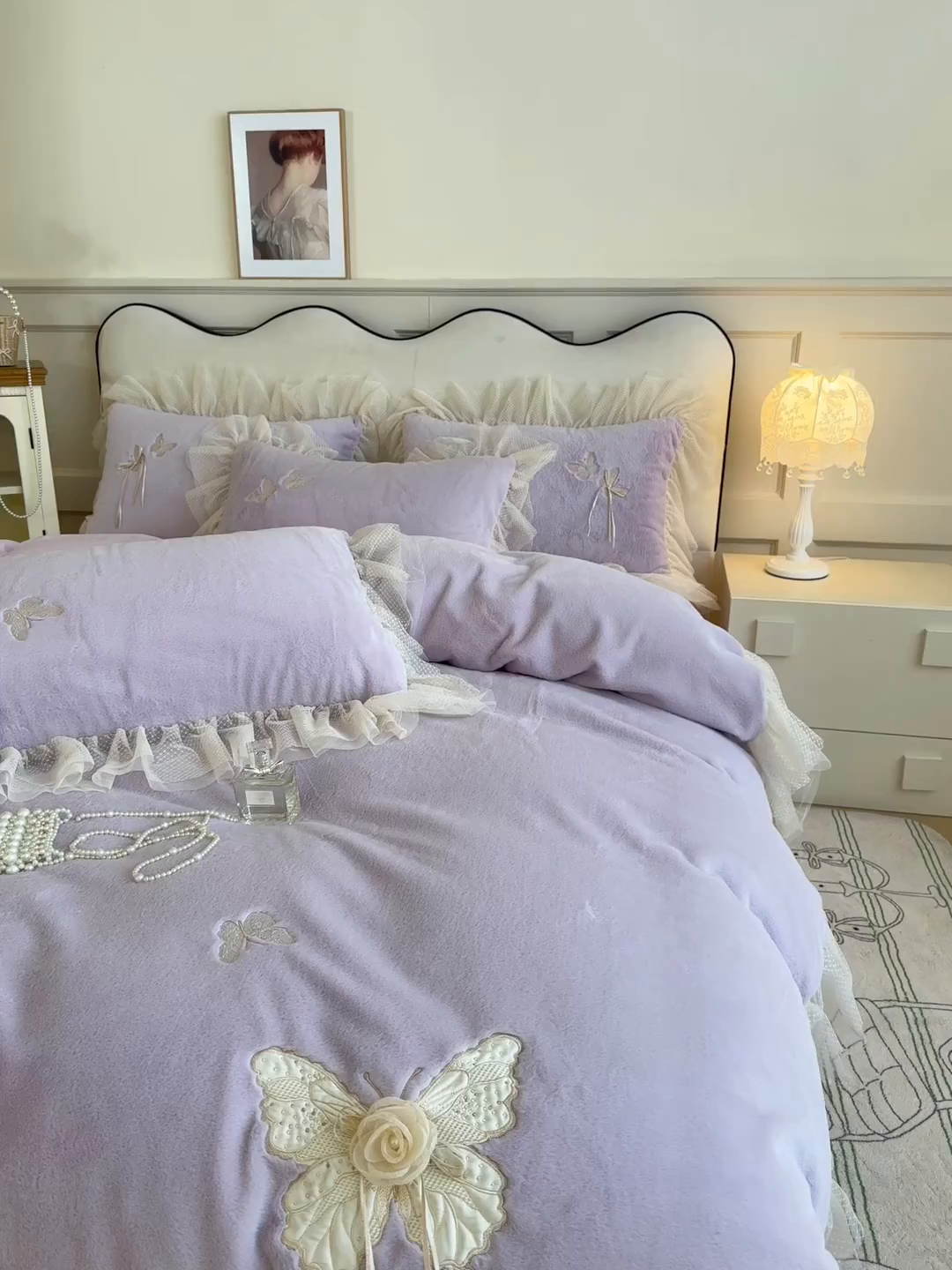91家纺网 家纺一手货源 找家纺 金绣美居 2025新款加厚兔毛绒+牛奶绒韩版床盖款绣花手工花保暖四件套-蝴蝶飞飞 帛紫