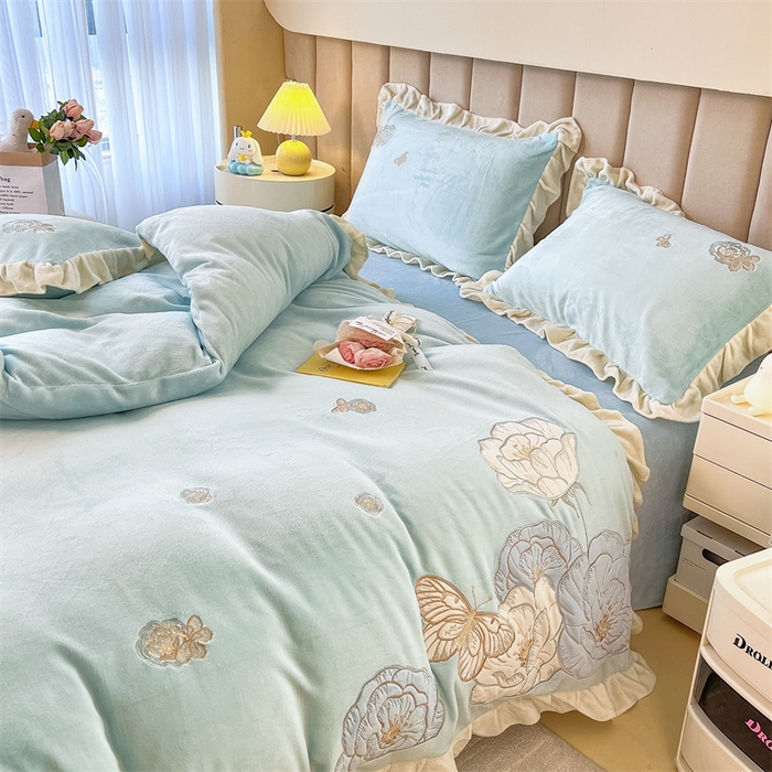 91家纺网 家纺一手货源 找家纺 曲之慕 2025新款韩版牛奶绒花朵贴布绣四件套 花韵-天空蓝