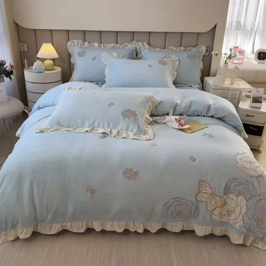 91家纺网 家纺一手货源 找家纺 曲之慕 2025新款韩版牛奶绒花朵贴布绣四件套 花韵-天空蓝