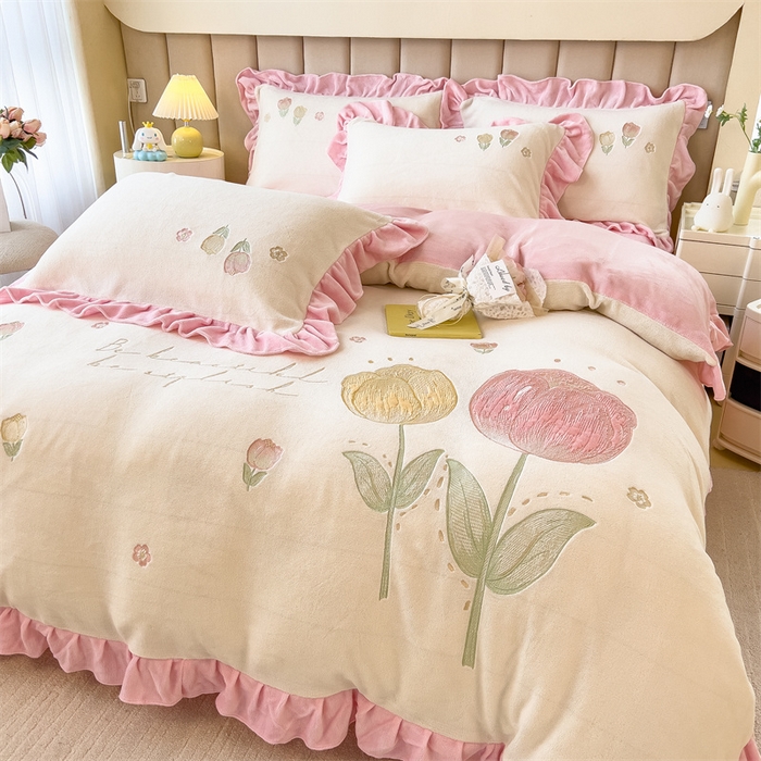 91家纺网 家纺一手货源 找家纺 曲之慕 2025新款韩版牛奶绒花朵贴布绣四件套 郁金香-奶白粉