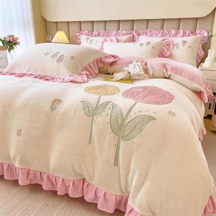 91家纺网 家纺一手货源 找家纺 曲之慕 2025新款韩版牛奶绒花朵贴布绣四件套 郁金香-奶白粉