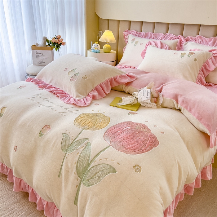 91家纺网 家纺一手货源 找家纺 曲之慕 2025新款韩版牛奶绒花朵贴布绣四件套 郁金香-奶白粉