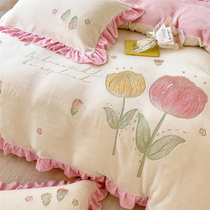 91家纺网 家纺一手货源 找家纺 曲之慕 2025新款韩版牛奶绒花朵贴布绣四件套 郁金香-奶白粉