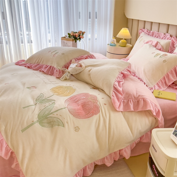 91家纺网 家纺一手货源 找家纺 曲之慕 2025新款韩版牛奶绒花朵贴布绣四件套 郁金香-奶白粉