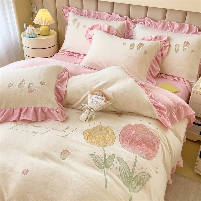 91家纺网 家纺一手货源 找家纺 曲之慕 2025新款韩版牛奶绒花朵贴布绣四件套 郁金香-奶白粉