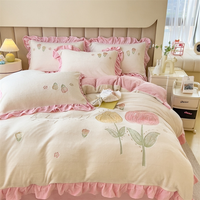 91家纺网 家纺一手货源 找家纺 曲之慕 2025新款韩版牛奶绒花朵贴布绣四件套 郁金香-奶白粉