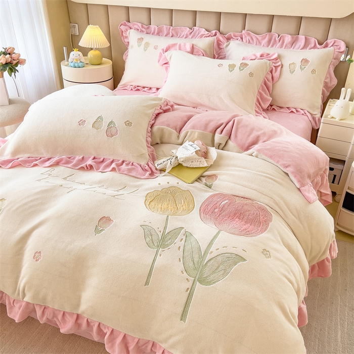 91家纺网 家纺一手货源 找家纺 曲之慕 2025新款韩版牛奶绒花朵贴布绣四件套 郁金香-奶白粉