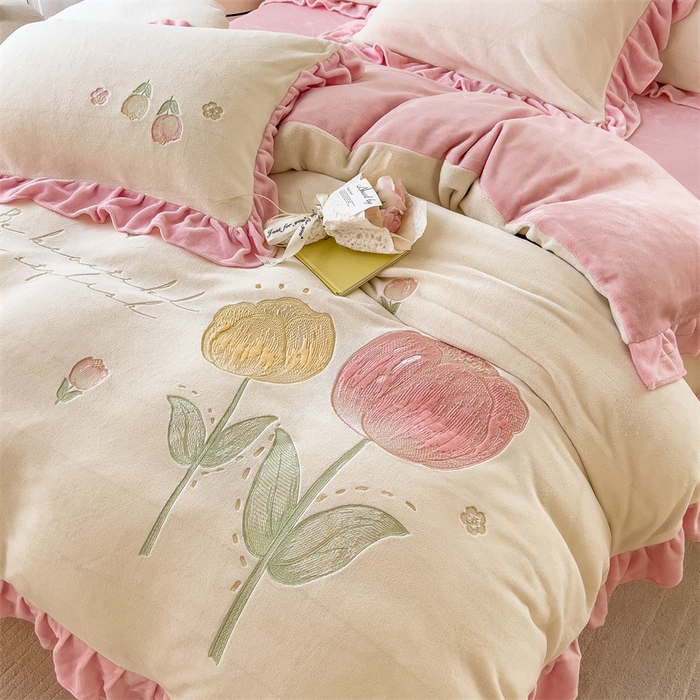 91家纺网 家纺一手货源 找家纺 曲之慕 2025新款韩版牛奶绒花朵贴布绣四件套 郁金香-奶白粉