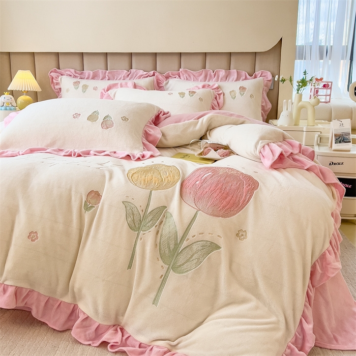 91家纺网 家纺一手货源 找家纺 曲之慕 2025新款韩版牛奶绒花朵贴布绣四件套 郁金香-奶白粉