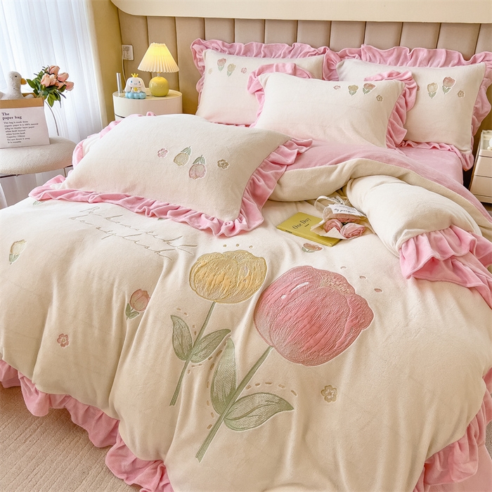 91家纺网 家纺一手货源 找家纺 曲之慕 2025新款韩版牛奶绒花朵贴布绣四件套 郁金香-奶白粉