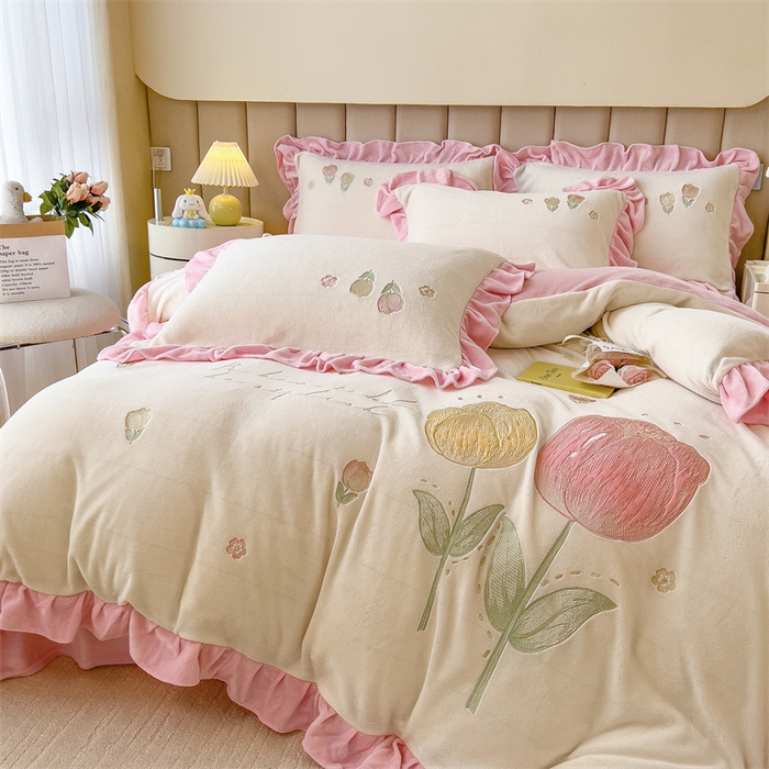 91家纺网 家纺一手货源 找家纺 曲之慕 2025新款韩版牛奶绒花朵贴布绣四件套 郁金香-奶白粉