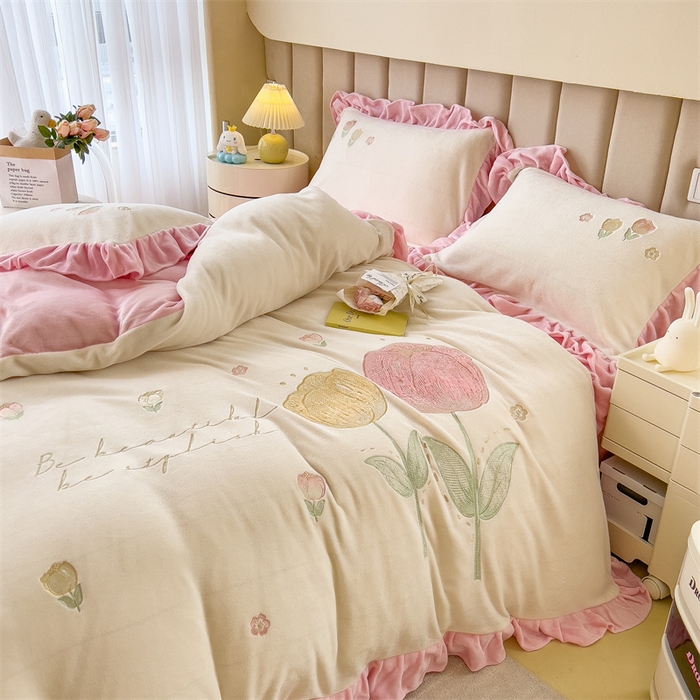 91家纺网 家纺一手货源 找家纺 曲之慕 2025新款韩版牛奶绒花朵贴布绣四件套 郁金香-奶白粉