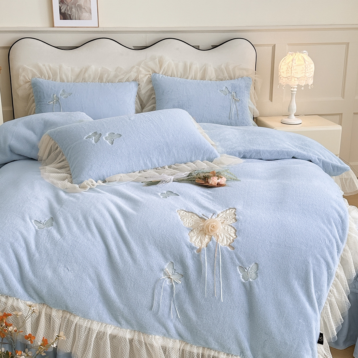 91家纺网 家纺一手货源 找家纺 金绣美居 2025新款加厚兔毛绒+牛奶绒韩版床盖款绣花手工花保暖四件套-蝴蝶飞飞 淡天蓝